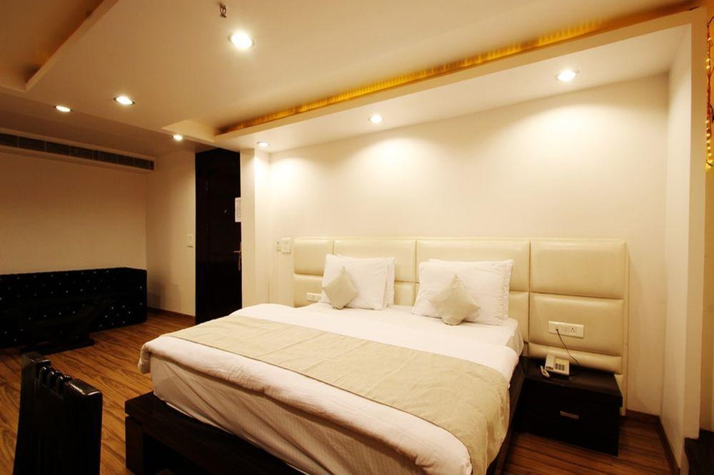 Hotel Elegance New Delhi Exteriör bild